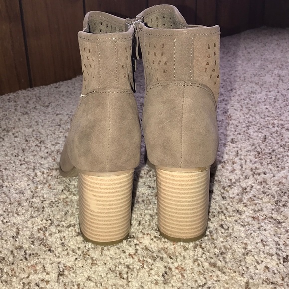 Boots - Picture 4 of 4